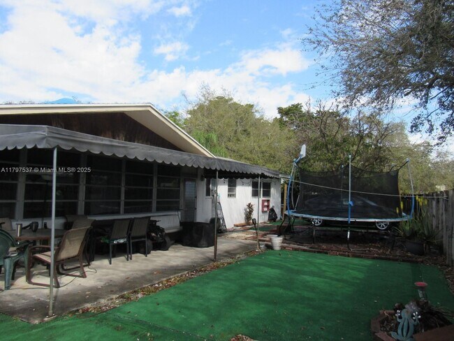 Building Photo - 1601 N Yale Dr