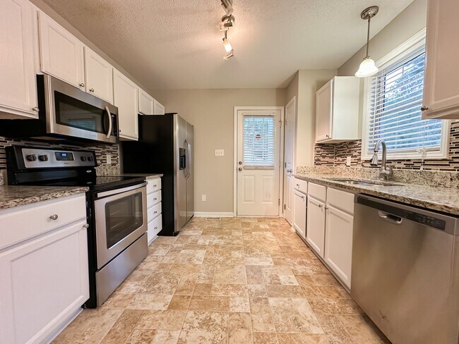 Building Photo - Cozy Corner 3 Bedroom Home!