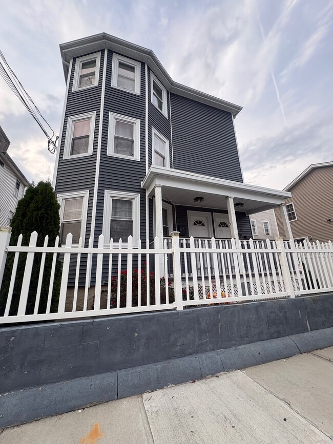 Building Photo - 121 Stanwood St