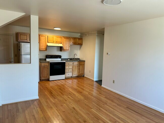 Kitchen with electric appliances - 444 Sawyer St