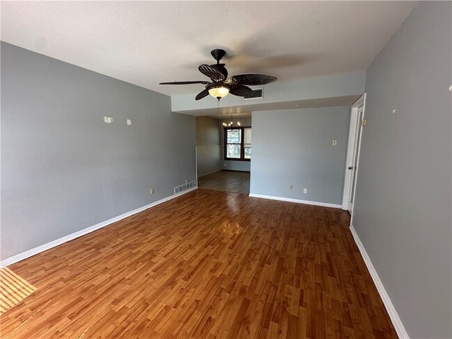 Building Photo - 117 Holly Dr