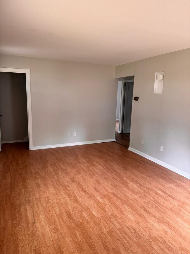 Building Photo - 4 bedroom 1 bathroom