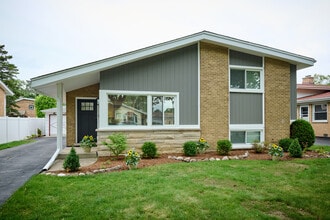 Building Photo - 8926 Natoma Ave