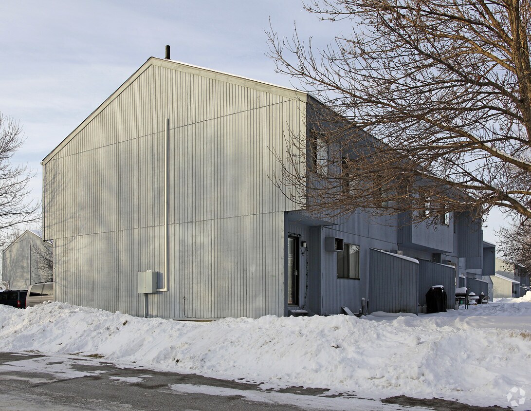 Primary Photo - 1002 E Baker St