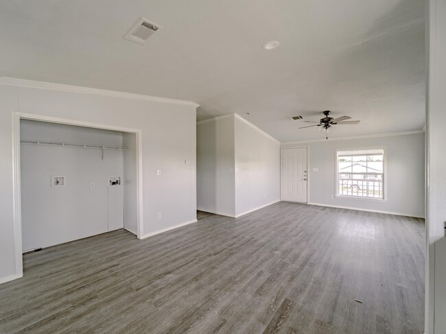 Building Photo - 102 Rolling Glen