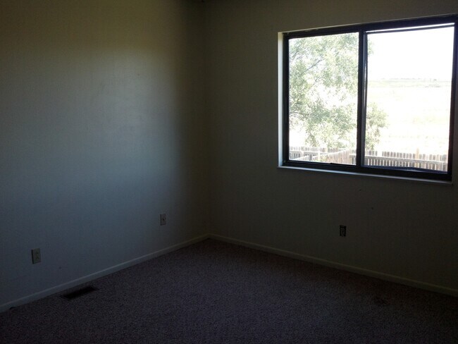 Foto del edificio - Widefield side entry bi-level home.