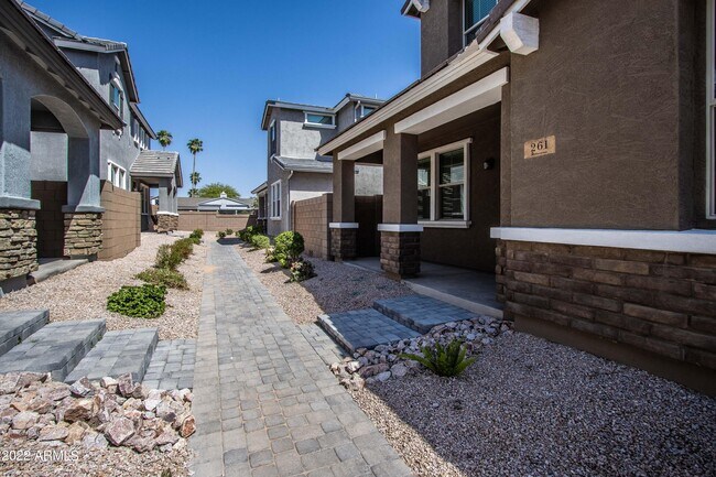 Building Photo - 261 N Sandal