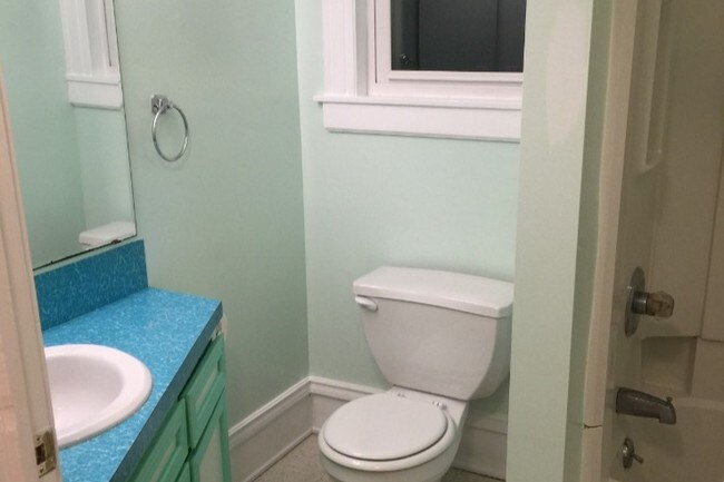 Bathroom - 760 Fulton St E