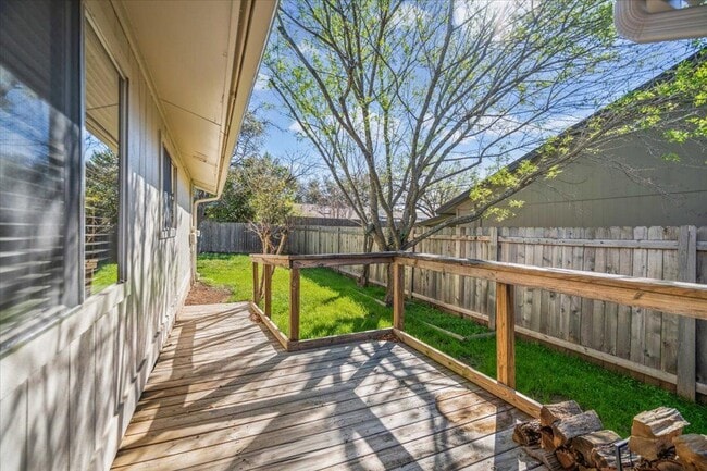 Building Photo - 11131 Henge Dr