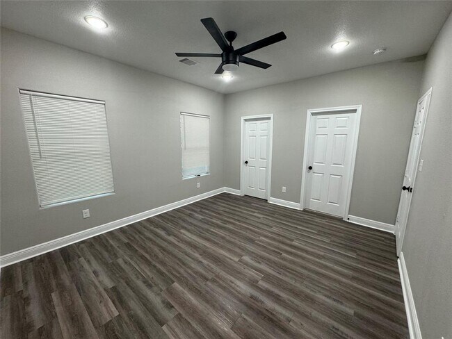 Foto del edificio - 6163 Ridgeway Dr