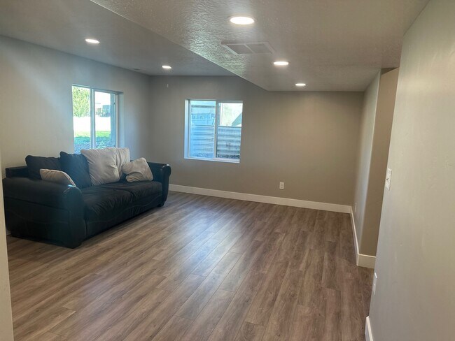 Foto del edificio - 6038 Bayshore Dr