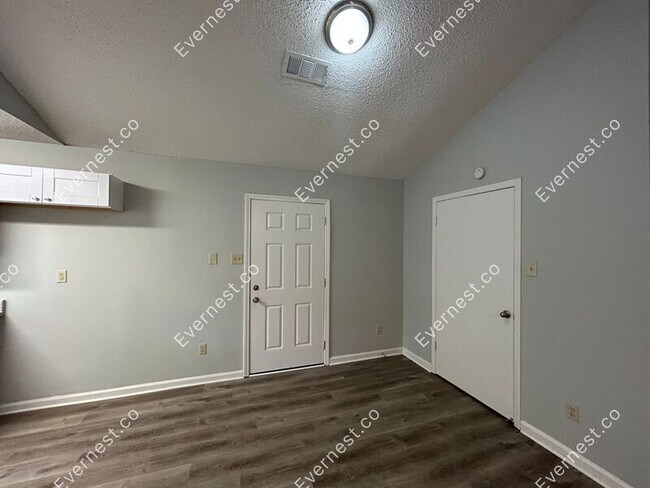 Foto del edificio - 3887 Black Forest Dr