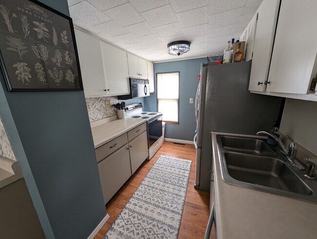 Building Photo - 608 8th Ave SW