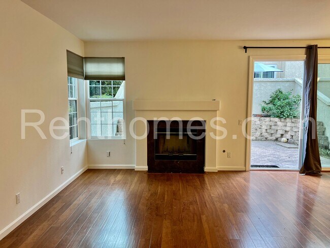 Foto del edificio - 10960 Creekbridge Pl