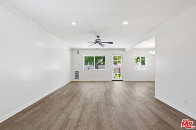Foto del edificio - 6033 Fallbrook Ave