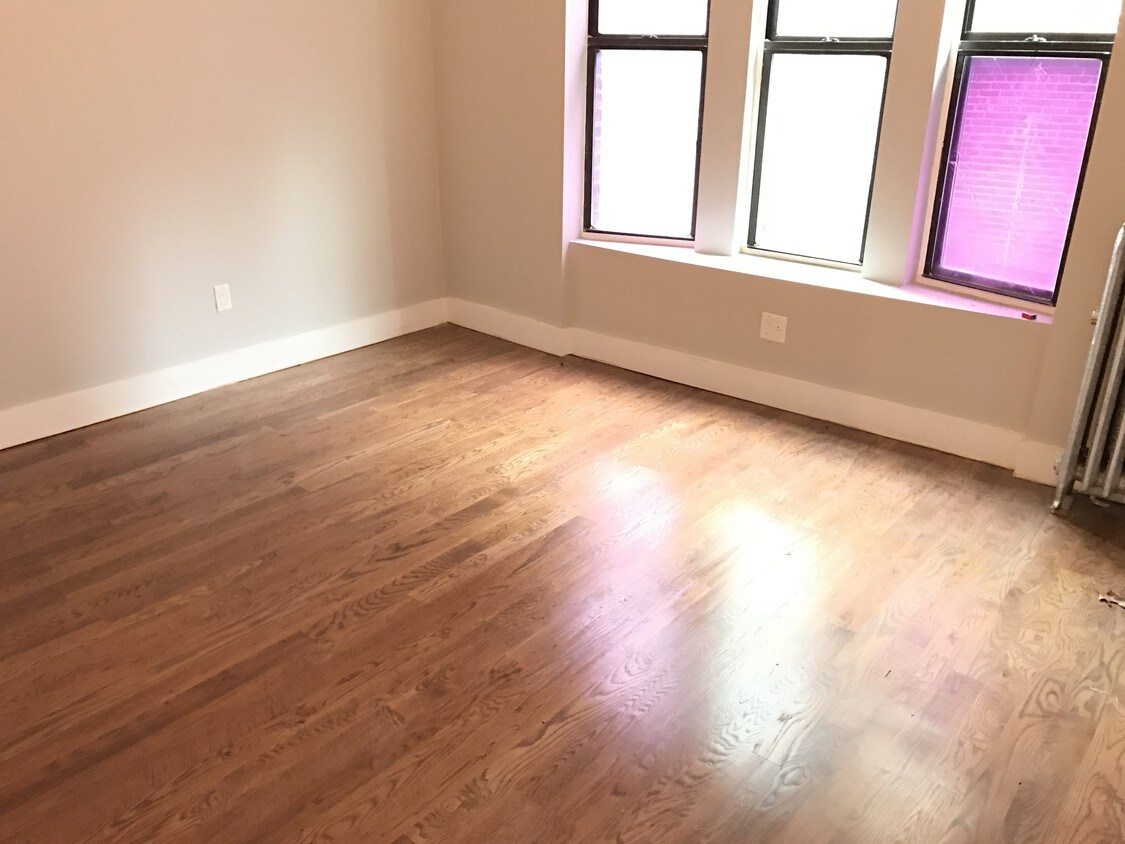 Primary Photo - 152 Parkside Ave