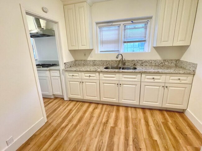 Building Photo - 448 S Woods Ave