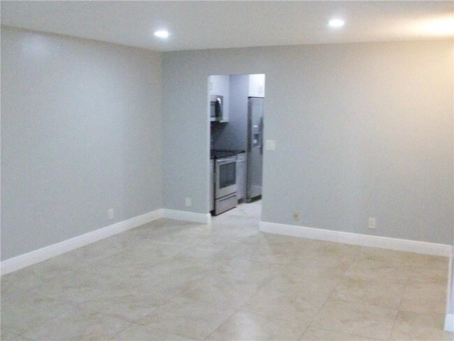 Building Photo - 9976 Twin Lakes Dr