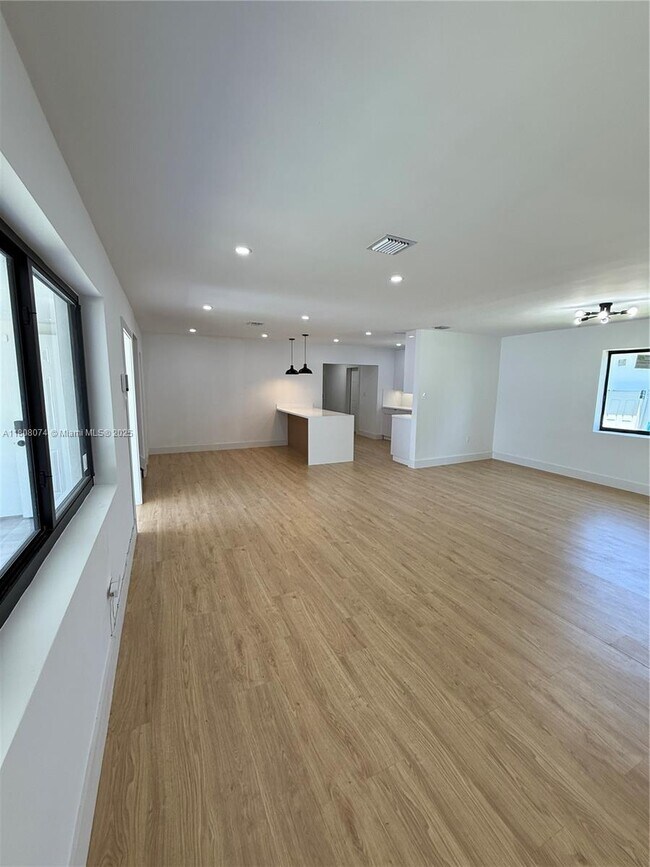 Foto del edificio - 2440 NW 68th St
