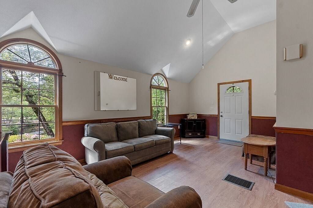 Foto del edificio - 36 Groton Rd