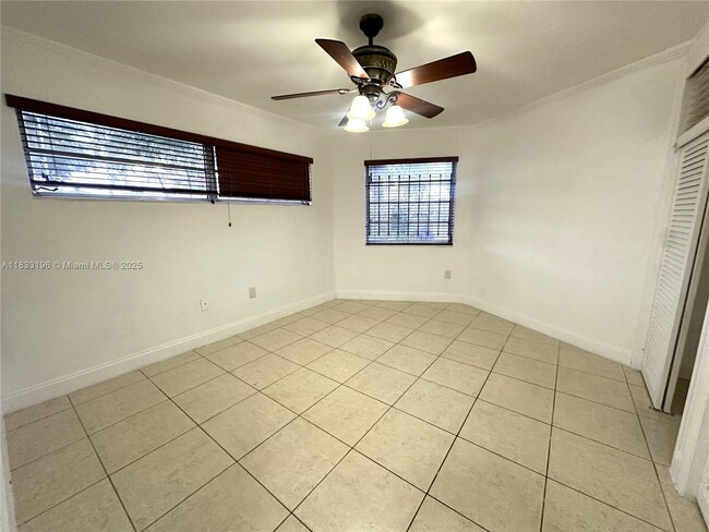 Building Photo - 1723 NE Miami Gardens Dr