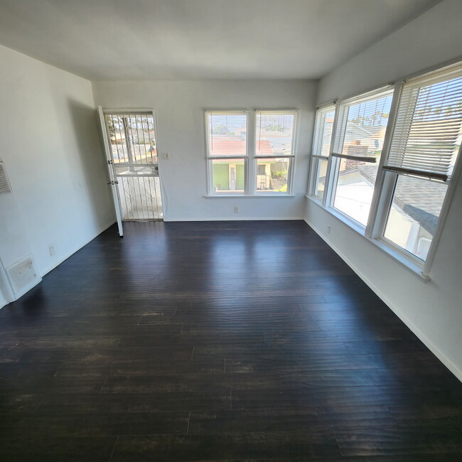 Living room - 5735 S Rimpau Blvd