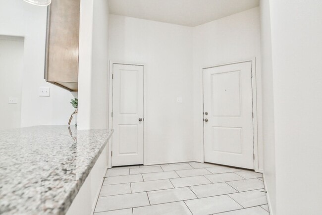 Building Photo - $500 Off First Month’s Rent – Sign by Sept...