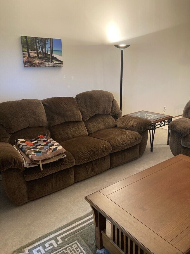 Foto del edificio - Two Bedroom Condo near St. Joes & EMU | Parking + Laundry