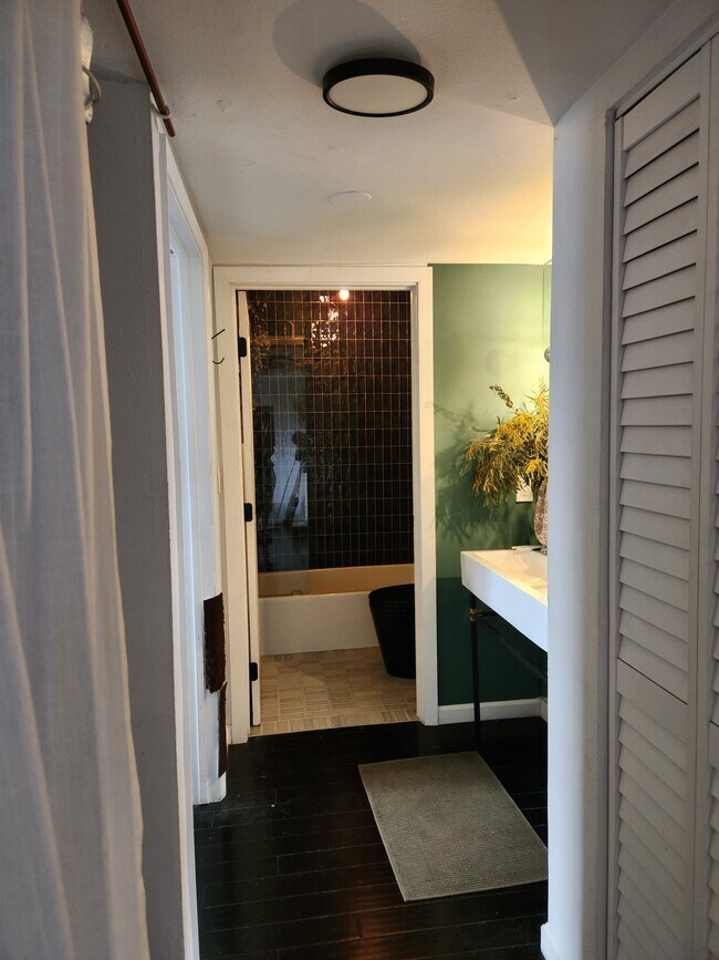 Building Photo - 435 S Virgil Ave