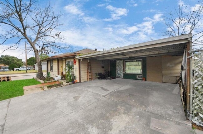 Building Photo - 5734 Oriole St