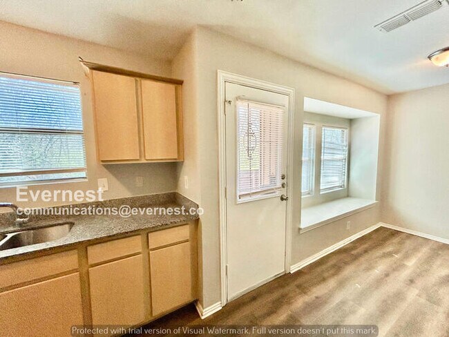 Foto del edificio - 3 Bed, 2 Bath Home with Fenced Yard & Garage / Pet-Friendly / Available Now!