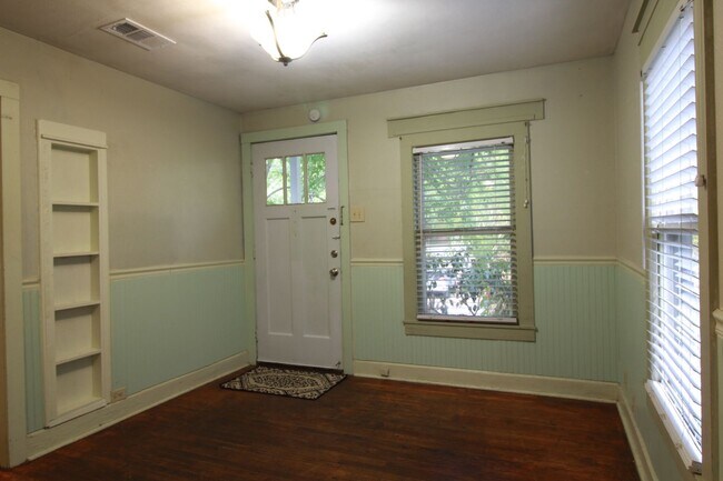 Foto del edificio - Charming North Campus Bungalow