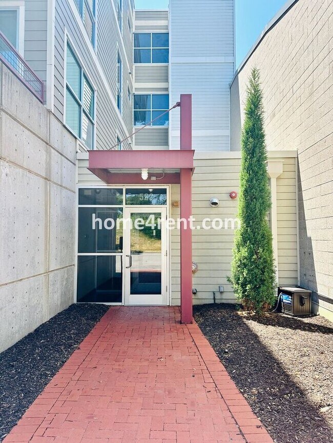 Building Photo - Gorgeous Loft Near the River Market w/ an ...