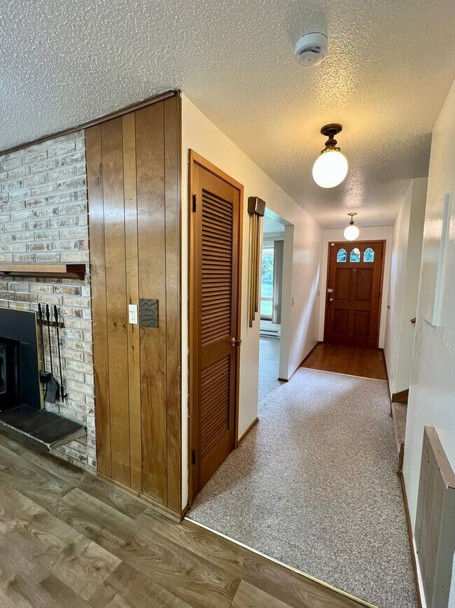 Foto del edificio - West Olympia Tri-Level Home