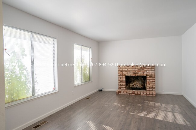 Building Photo - Recently Updated, Single Level, Three Bedr...