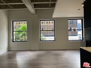 Building Photo - 727 W 7th St