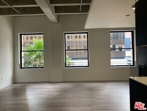 Building Photo - 727 W 7th St