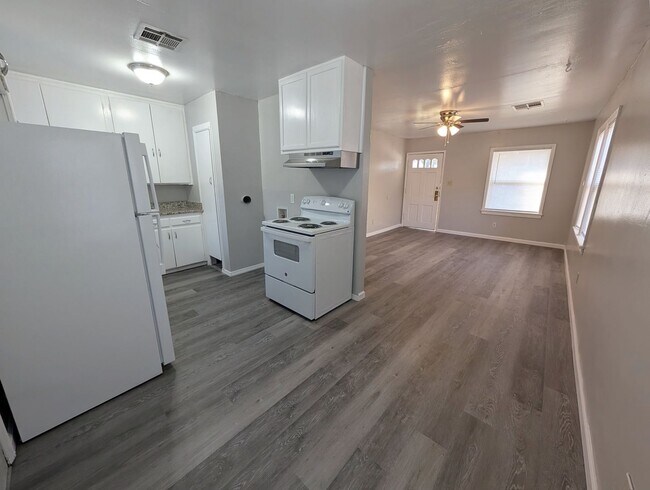 Building Photo - Cute 3/1 Remodel in MWC