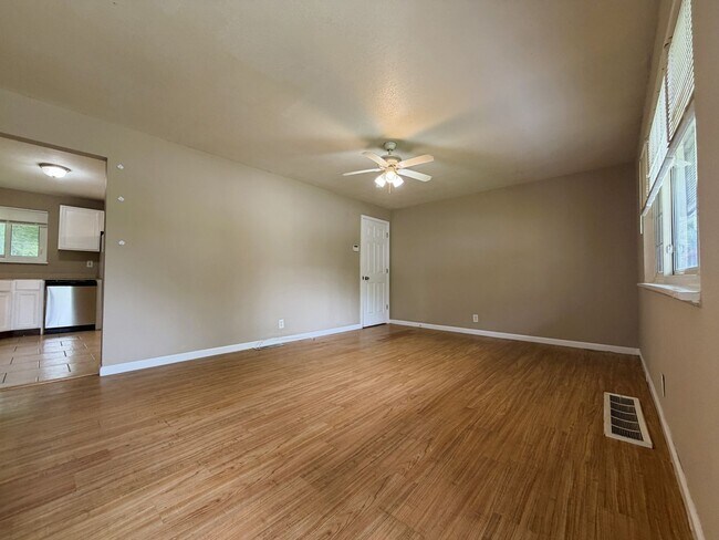 Foto del edificio - Spacious 3 Bedroom Rental - Ready for Immediate Move-in!