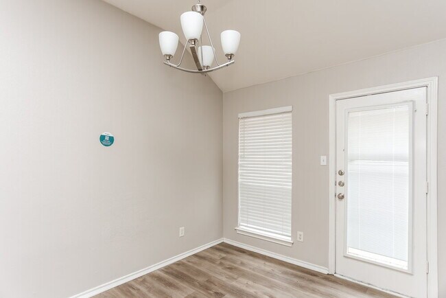 Building Photo - 822 Astaire Ave