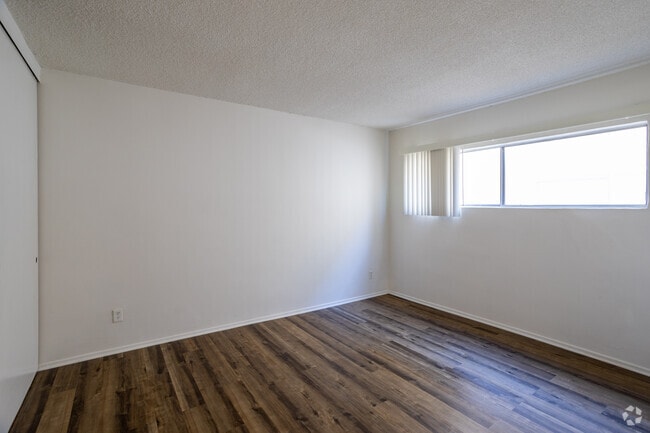 Bedroom 1BR 1 BA 750 Sqf_-5 - 19962 Roscoe Blvd