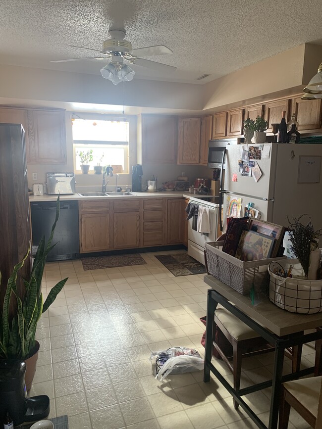 Kitchen (flooring has been updated) - 957 Boston Way