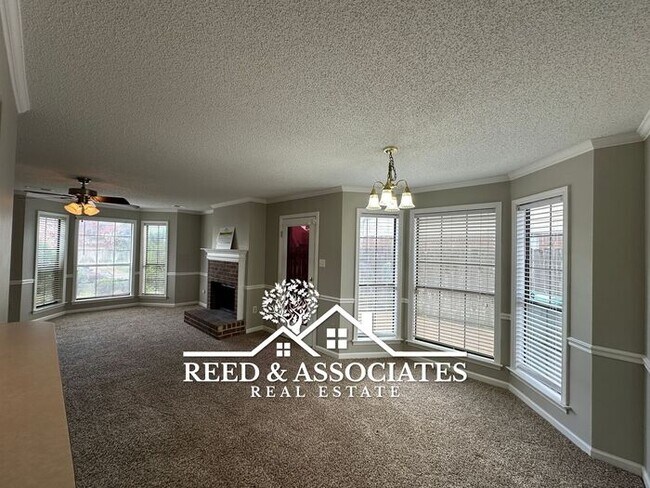 Building Photo - Charming Town Home with FRESH NEW PAINT!