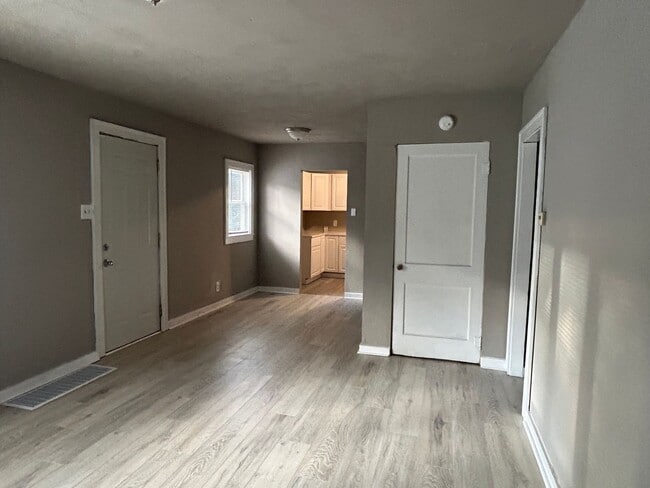 Foto del edificio - RENT THIS 2 BEDROOM ON A QUIET BLOCK!