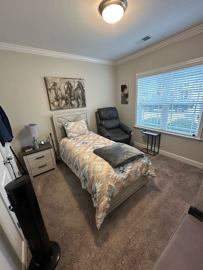 Foto del edificio - 335 National Dr