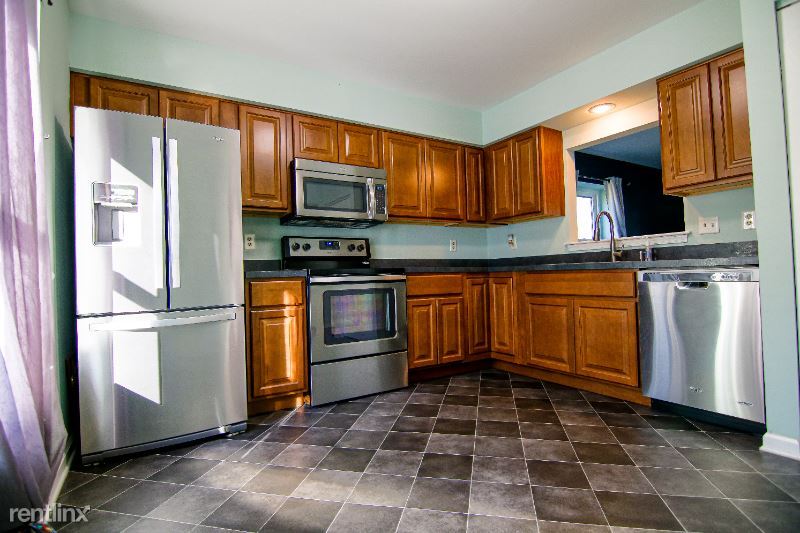 Primary Photo - 3 br, 2.5 bath Townhome - 400 Commons Ln