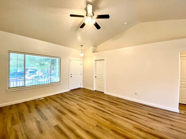 Foto del edificio - 4 bedroom PLUS office or 5th bedroom in NW Meridian Avail Mid August