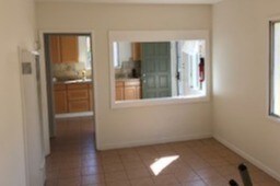 De la sala de estar a la cocina - 6080 Venice Blvd