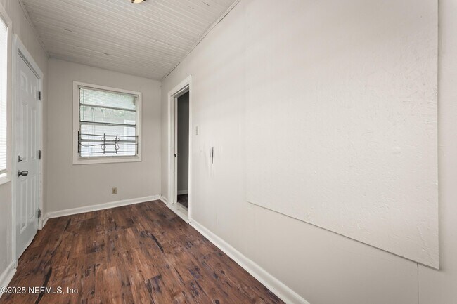 Foto del edificio - 1066 W 13th St