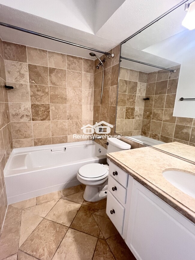 Building Photo - 5928 Sandhurst Ln